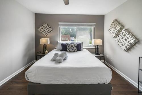 een slaapkamer met een groot bed en 2 lampen bij Comfortable 2BR Condo near City Center in Cincinnati