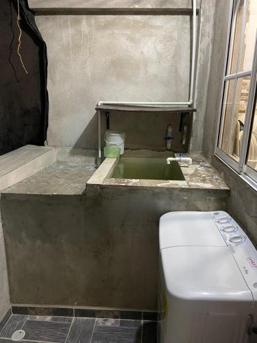 uma casa de banho suja com lavatório e WC em House Balcon del atardecer em Guachaca