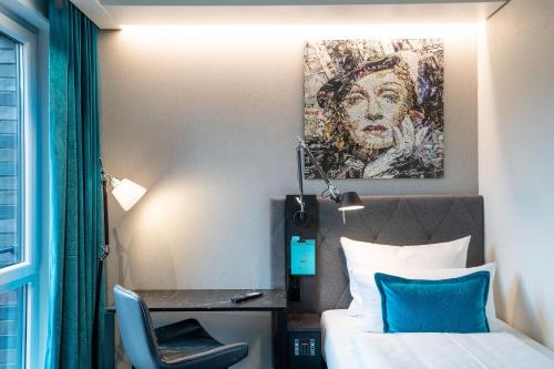 Кровать или кровати в номере Motel One Berlin-Spittelmarkt