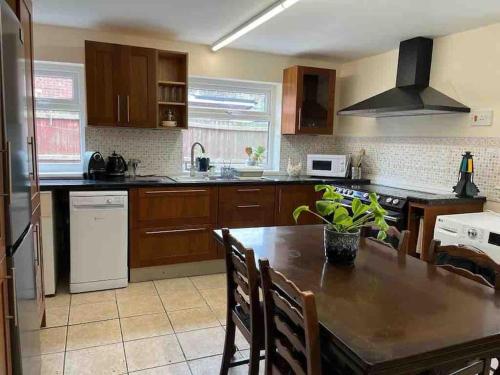 SaltfleetにあるEnglish Beach and Countrysideのテーブルとコンロのあるキッチン トップオーブン