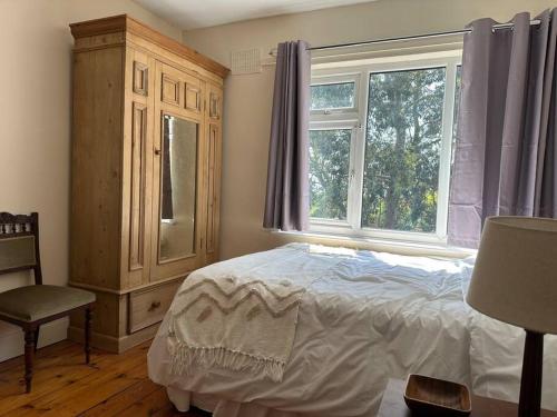 SaltfleetにあるEnglish Beach and Countrysideのベッドと窓のある寝室