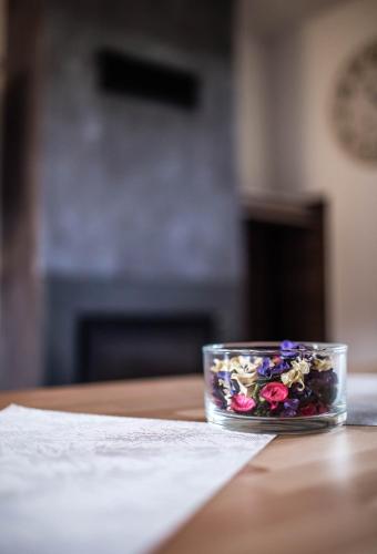 a small glass bowl filled with flowers on a table at Domki Lux Gródek nad Dunajcem in Gródek Nad Dunajcem
