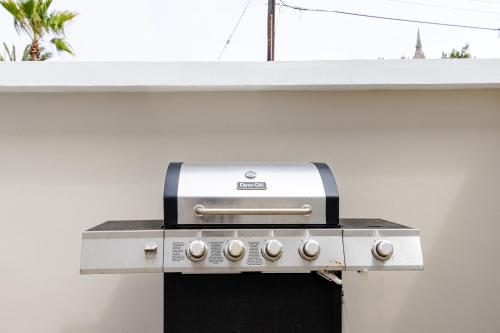 a stainless steel stove top oven in a kitchen at Summerside 4 Rooi Santo 10-A in Palm-Eagle Beach