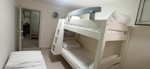 Postel nebo postele na pokoji v ubytování Golden Kosher Suite