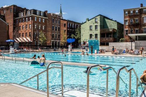 una gran piscina con gente en el agua en Explore OTR and Downtown from Broadway Lofts, en Cincinnati