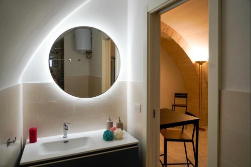 La salle de bains est pourvue d'un lavabo et d'un miroir. dans l'établissement Arco Felice, à Giovinazzo