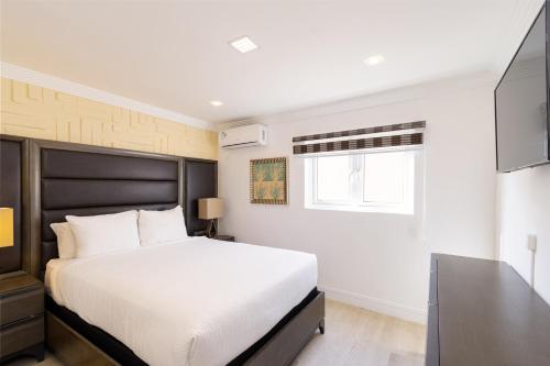 a bedroom with a large bed and a window at Solito 52 in Oranjestad