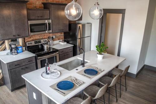 Kuchyň nebo kuchyňský kout v ubytování Gorgeous Condo in the Heart of OTR Free Parking
