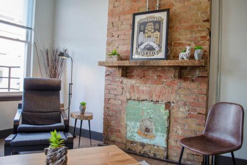 Posezení v ubytování Gorgeous Condo in the Heart of OTR Free Parking