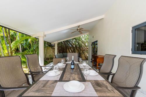 a dining table with chairs and a bottle of wine at Koyari 36-F in Palm-Eagle Beach