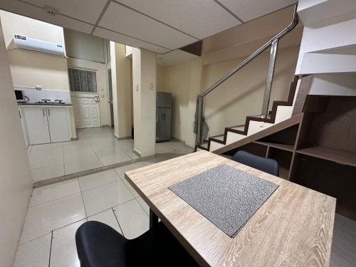 an empty room with a table and a staircase at Hostal Posada Del Sol in Guayaquil