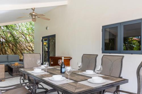 a dining room with a table with wine glasses at Koyari 36-F in Palm-Eagle Beach