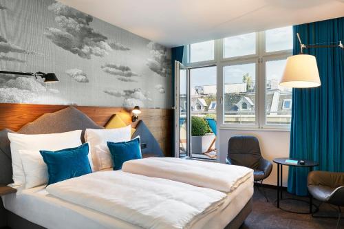 una camera d'albergo con un letto e una finestra di Motel One Zürich a Zurigo