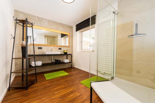 a bathroom with a shower and a sink at Appartement Am Tatscherlehen in Piesendorf