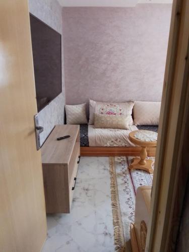 ein Wohnzimmer mit einem Sofa und einem Tisch in der Unterkunft إقامة أحمد 1 in Agadir