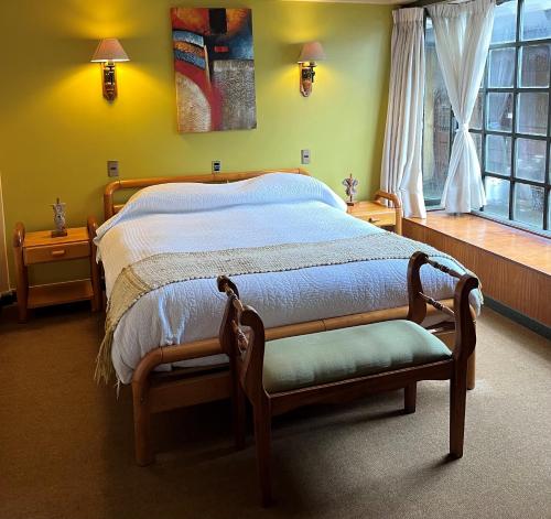 sypialnia z dużym łóżkiem i oknem w obiekcie Hotel Sueños del Volcan w mieście Villarrica