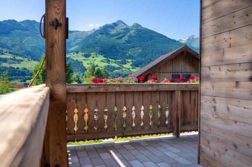 a balcony with a view of mountains at Appartement Am Tatscherlehen in Piesendorf