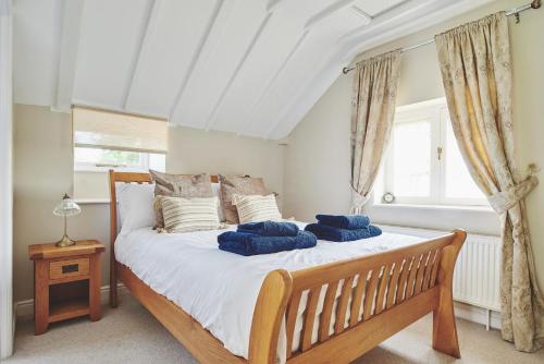 Un dormitorio con una cama con toallas azules. en Victoria Lodge, 