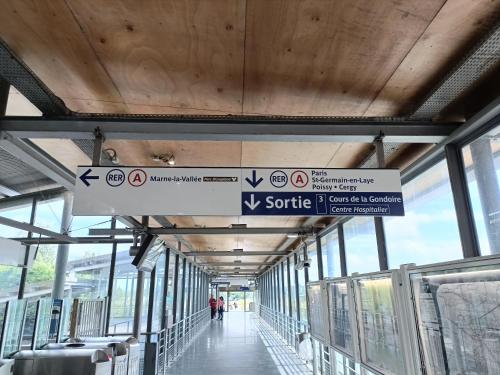a subway station with a sign for the subway at Studio Cosy neuf + lit bébé à 4 minutes RER A in Montévrain