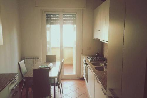 uma cozinha com uma mesa e um fogão forno superior em Seveso Centro stazione , 15 minuti da Milano em Seveso
