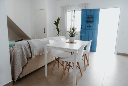 - une chambre blanche avec une table et des chaises blanches dans l'établissement Ana Mari's Studio in Frigiliana, à Frigiliana