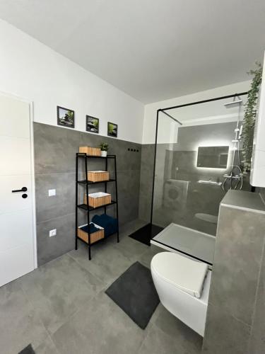 ein Bad mit einem WC und einem Waschbecken in der Unterkunft Appartment Florida Nähe Düsseldorf, Messe, HBF, City, Netflix, WIFI, HELIOS Hospital in Krefeld