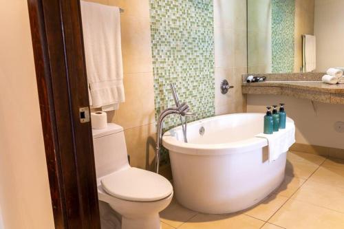y baño con bañera, aseo y lavamanos. en King bed Rooftop Suite Ocean Dr en Miami Beach
