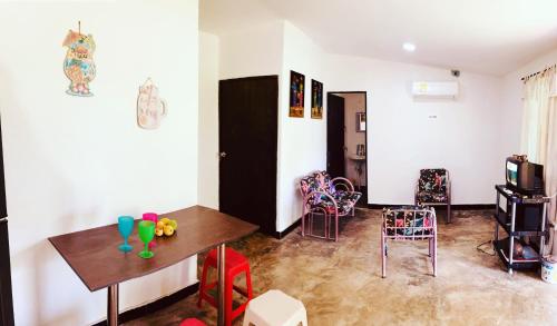 ein Wohnzimmer mit einem Tisch und Stühlen in der Unterkunft La lila in San Bernardo del Viento