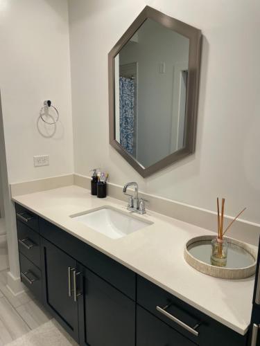 een badkamer met een wastafel en een spiegel bij Home away from home in Decatur