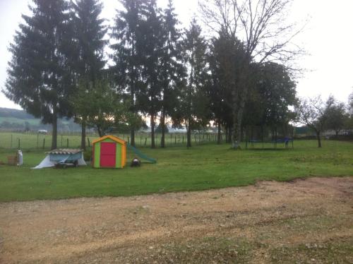 Ein Kinderspielbereich in der Unterkunft Au Repos De La Blaise