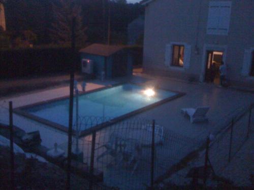 Der Swimmingpool an oder in der Nähe von Au Repos De La Blaise