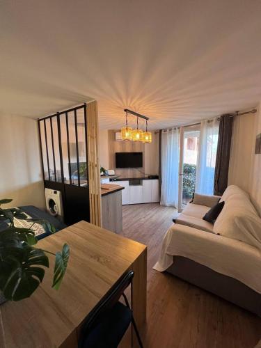 Location estival parfaite : Studio à 50 mètres de la plage, offrant une magnifique vue mer