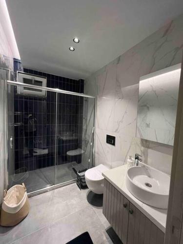 ein Bad mit einer Dusche, einem Waschbecken und einem WC in der Unterkunft Ilıca Side Site İçerisinde in Manavgat