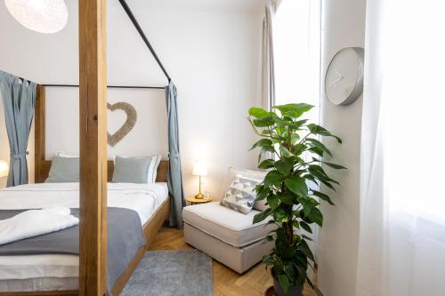 a bedroom with two beds and a plant at Regal Retreat Intimate Elegance near Schönbrunn Palace in Vienna