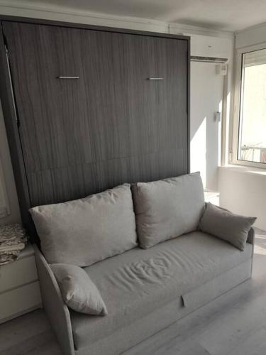a white couch in a room with a window at A pie de PLAYA in La Pineda