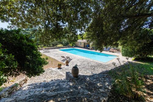 une piscine devant une maison dans l'établissement Le Barretian, à Villecroze
