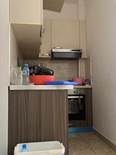 - une petite cuisine avec un comptoir et une cuisinière dans l'établissement Lussy's home, à Sakës