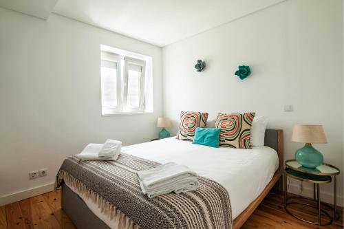 a bedroom with a bed and a window at Porto Insight Apartments Campanhã in Porto