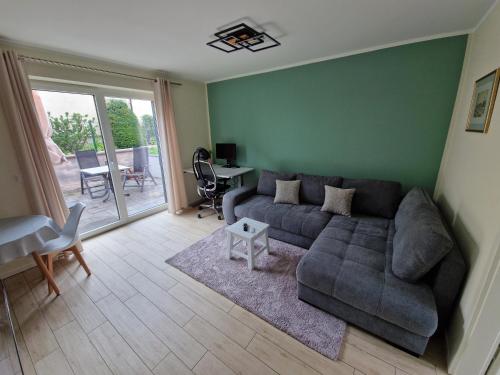 sala de estar con sofá y mesa en ruhige Einliegerwohnung+Terrasse, en Jena