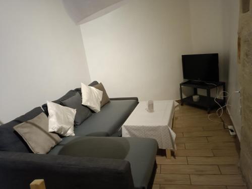 sala de estar con sofá y TV en Appartement centre historique, en Montpellier