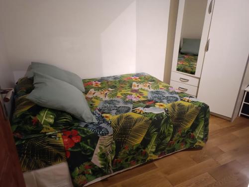 Una cama con una manta en una habitación en Appartement centre historique, en Montpellier