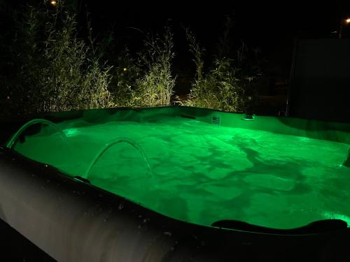 Piscina en o cerca de Gîte des 5 cépages avec jacuzzi 3 étoiles