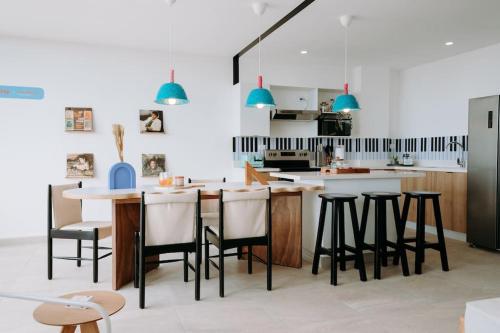 聖薩爾瓦多的住宿－¡Sivar Sound! Music Design!，厨房配有桌子和蓝色的灯光