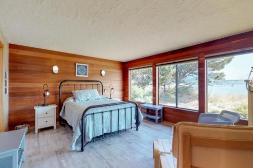 沃德波特的住宿－Bayside，一间设有床铺的卧室,位于带窗户的房间内
