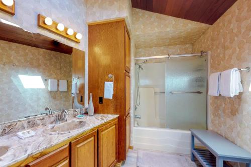 沃德波特的住宿－Bayside，一间带大水槽和淋浴的浴室