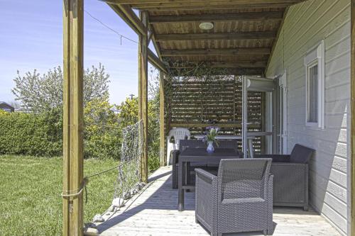 un patio avec une table et des chaises dessus dans l'établissement La Coquille PRL 37, à Grandcamp-Maisy