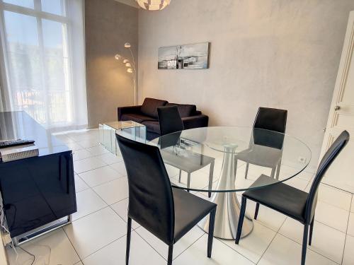 une salle à manger avec une table et des chaises en verre dans l'établissement Quality 1 bedroom rue du Canada 5 mins Croisette 208, à Cannes