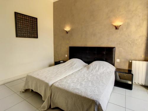 une chambre avec un lit avec une tête de lit noire dans l'établissement Quality 1 bedroom rue du Canada 5 mins Croisette 208, à Cannes