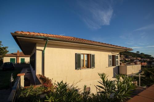 a small house with a roof at Casa Aldrovandi in Capoliveri