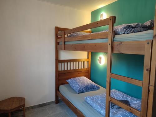 Cette chambre dispose de lits superposés et de 2 lits superposés. dans l'établissement Auberge "la petite sirène" - GR34 Landévennec, à Landévennec